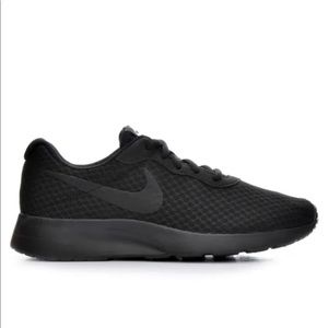 Women's Nike Tanjun Sneakers in Black Size 7.5
